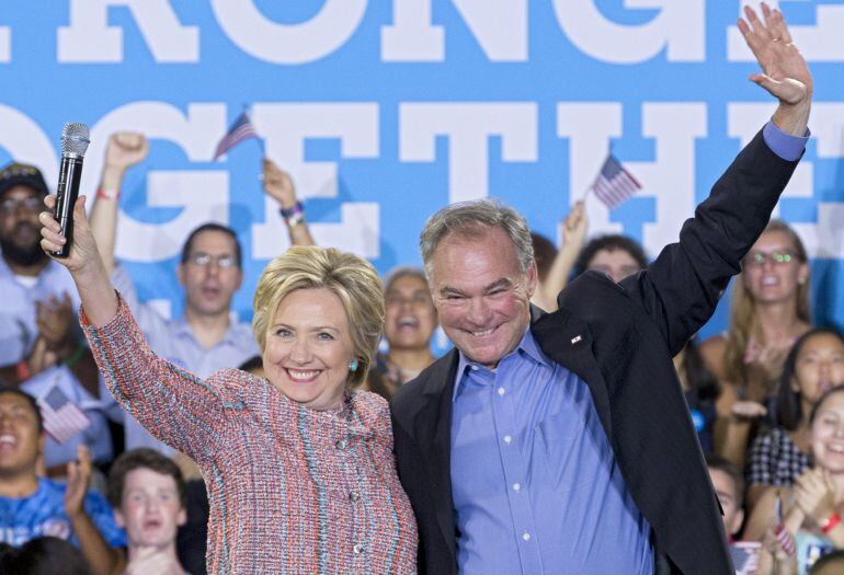 Fotografía del pasado 14 de julio de la candidata presidencial Hillary Clinton junto a Tim Kaine