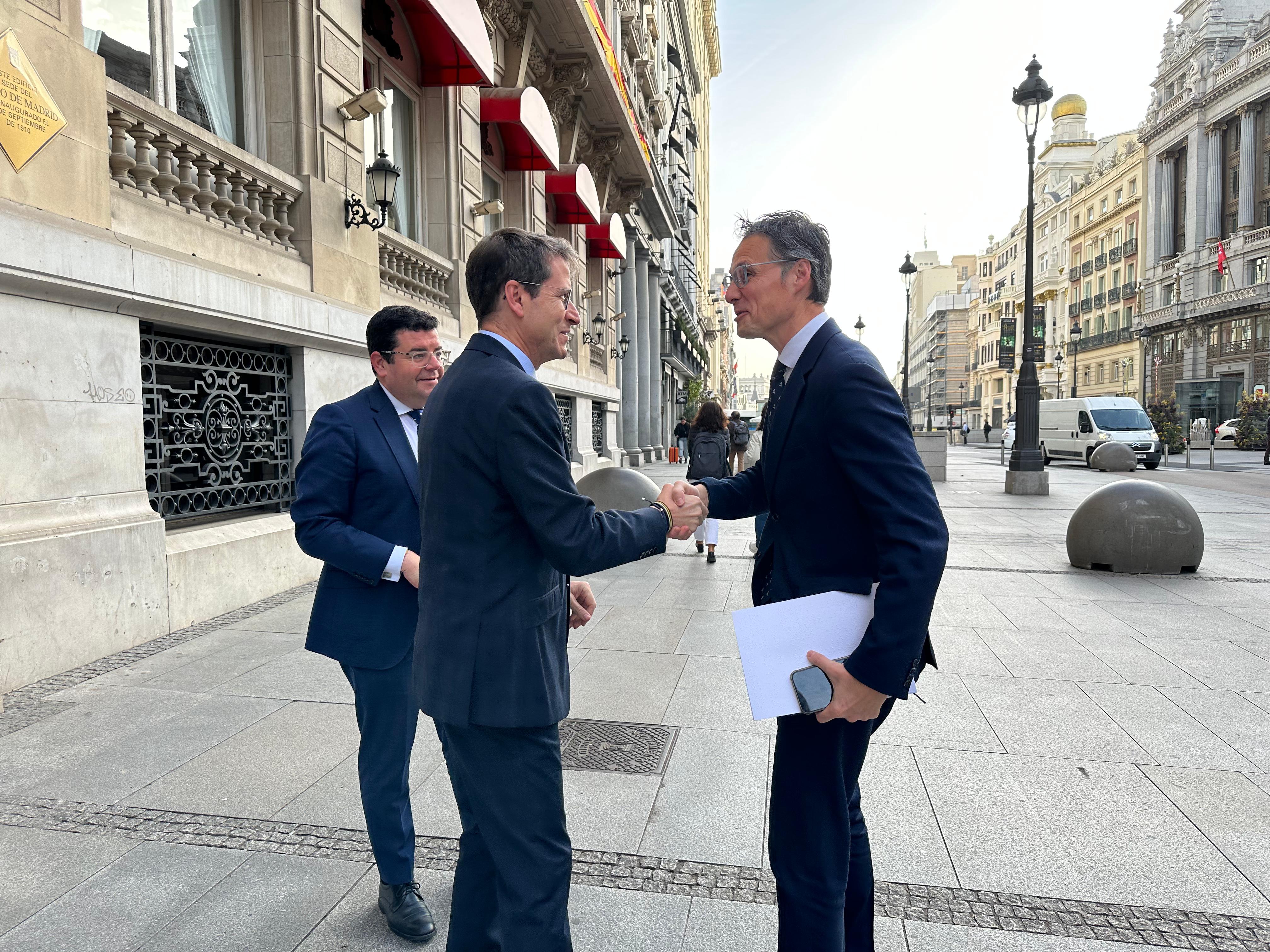 Fernando Riaño (derecha) saluda al presidente de La Rioja, Gonzalo Capellán. Este profesional ha recibido el premio Riojano Ilustre | Gobierno de La Rioja