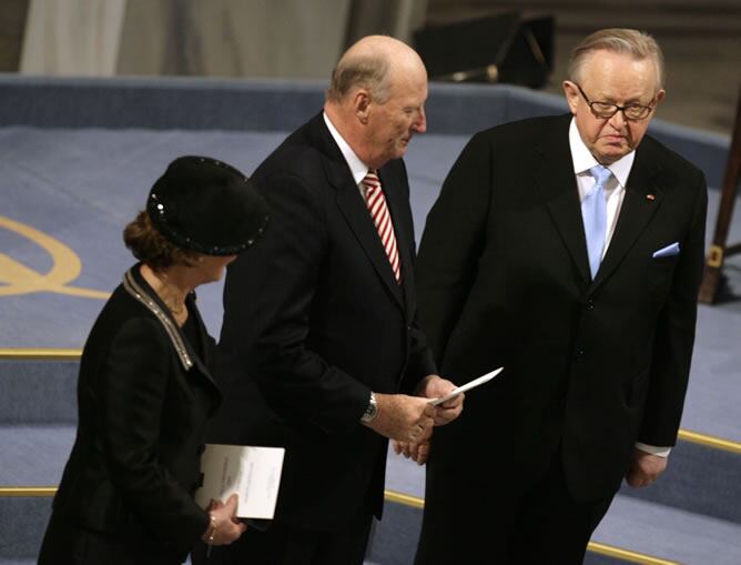 El ex presidente de Finlandia, Martti Ahtisaari, ha recibido hoy en Oslo (Noruega) el Premio Nobel de la Paz por sus esfuerzos durante más de tres décadas para llevar la paz al mundo, desde Namibia hasta Kosovo. Ahtisaari ha instado al próximo presidente de EEUU, Barack Obama, a que dé una prioridad "alta" en su primer año de mandato al conflicto de Oriente Proyecto, que calificó del "mayor reto" actual para la paz.