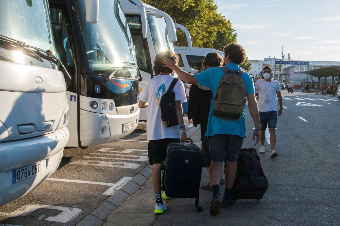 Varios estudiantes, que se encontraban en cuarentena por el macrobrote de covid-19, a su llegada a la estación marítima para embarcar en el &quot;barco burbuja&quot; hacia Valencia, este jueves, en Palma de Mallorca