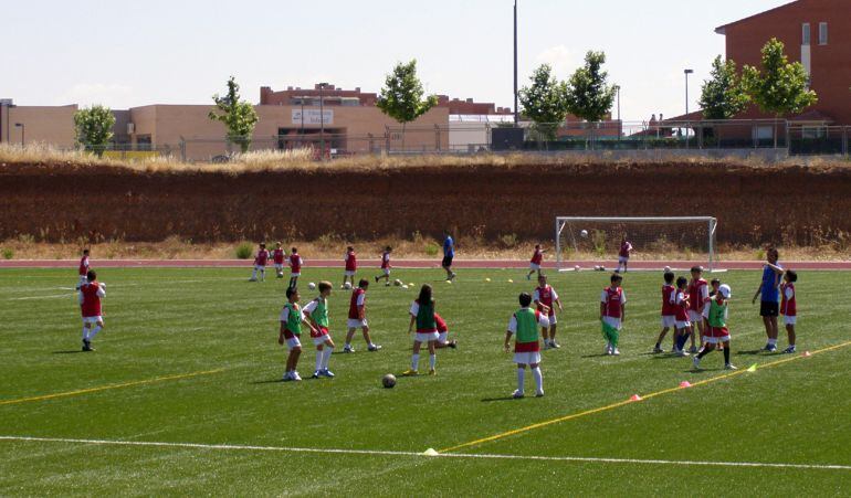 Este verano se impartirán varios campus de fútbol en le polideportivo municipal