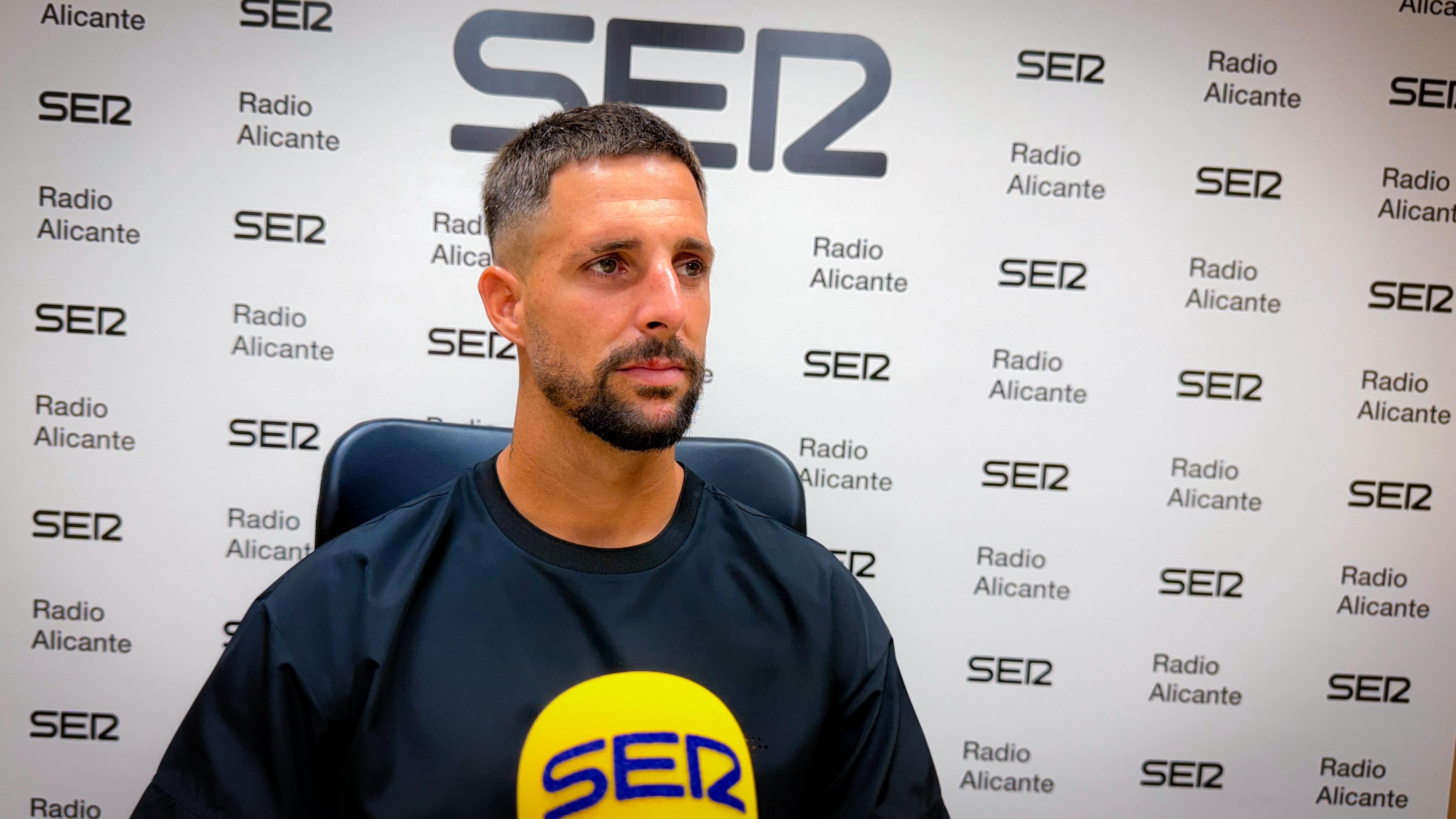 Fran Sol, jugador del Hércules CF, en los estudios de Radio Alicante