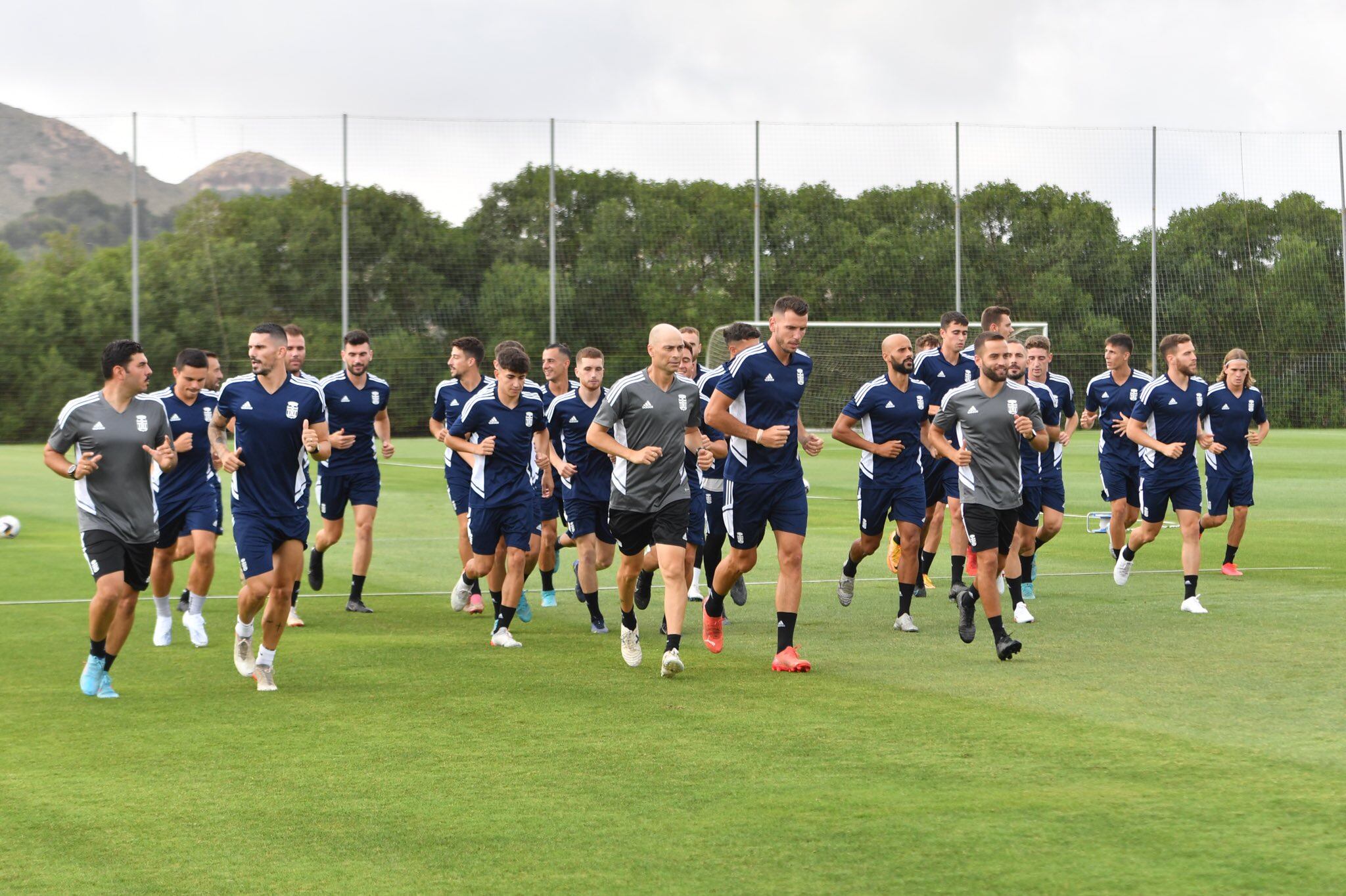 La plantilla albinegra durante su primer entrenamiento, este miércoles