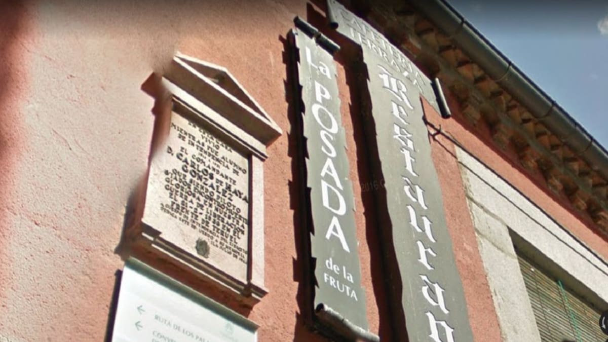 Retirada una placa en la plaza Pedro Dávila para cumplir la Ley de la Memoria Histórica