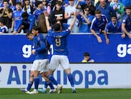 OVIEDO, 05/04/2026.- El delantero del Oviedo Federico Viñas (c) celebra tras marcar el 1-0 durante el partido de la jornada 30 de LaLiga EA Sports
