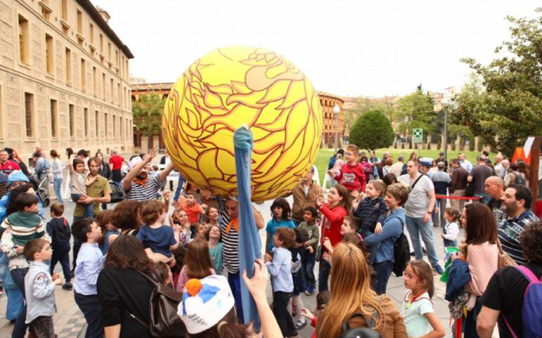 Actividades en el exterior del edificio Pignatelli del Gobierno de Aragón 