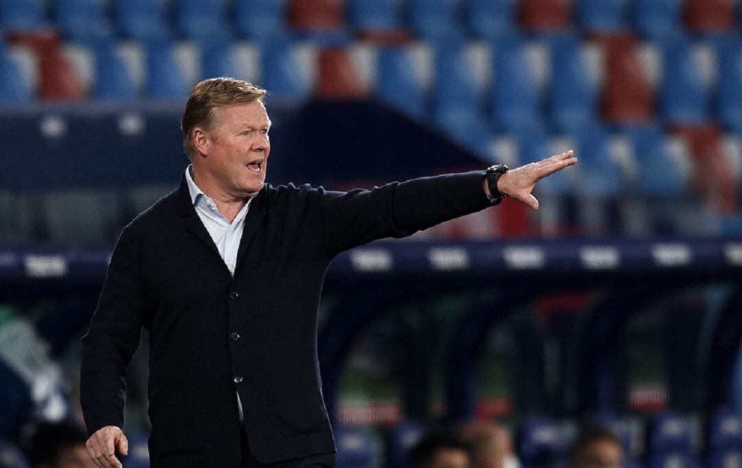 Koeman da instrucciones durante un partido de la presente temporada