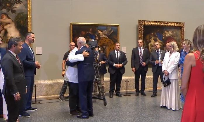 Abrazo efusivo entre Joe Biden y el chef José Andrés.