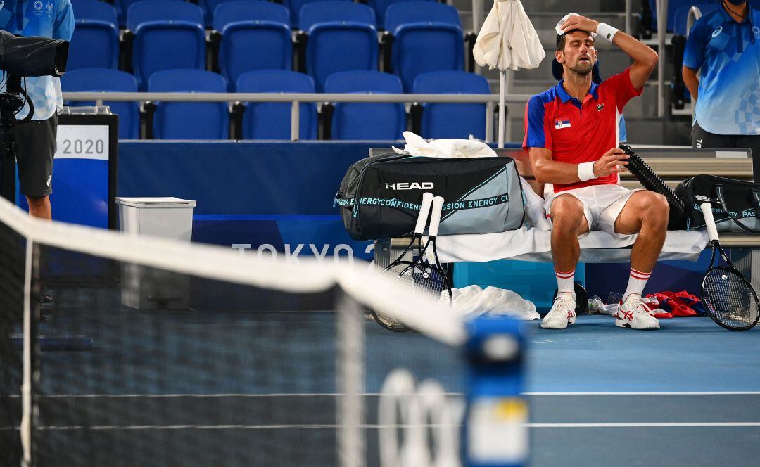 Djokovic, en una pausa de su partido ante Zverev.