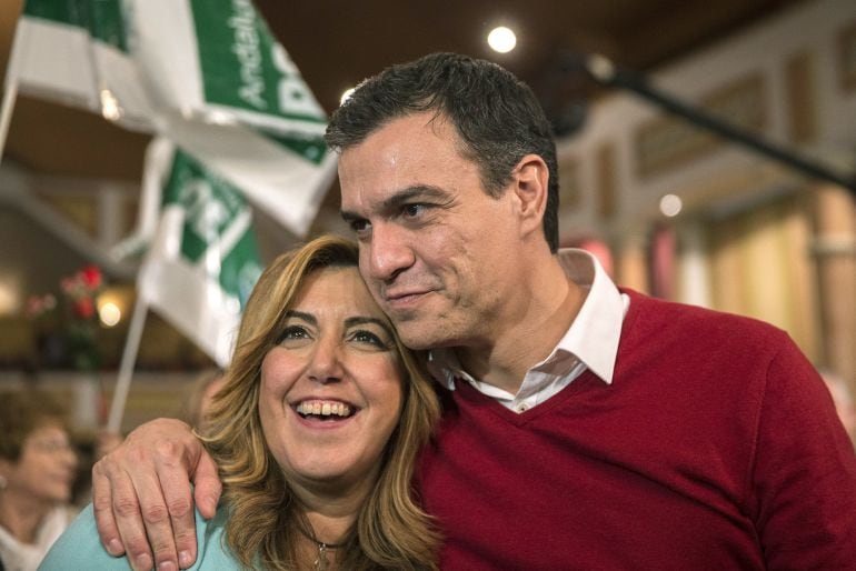 El candidato a la presidencia del Gobierno por el PSOE, Pedro Sánchez, junto a la presidenta de la Junta de Andalucía, Susana Díaz, al comienzo del mitin que se esta celebrando en hoy Torremolinos (Málaga). 