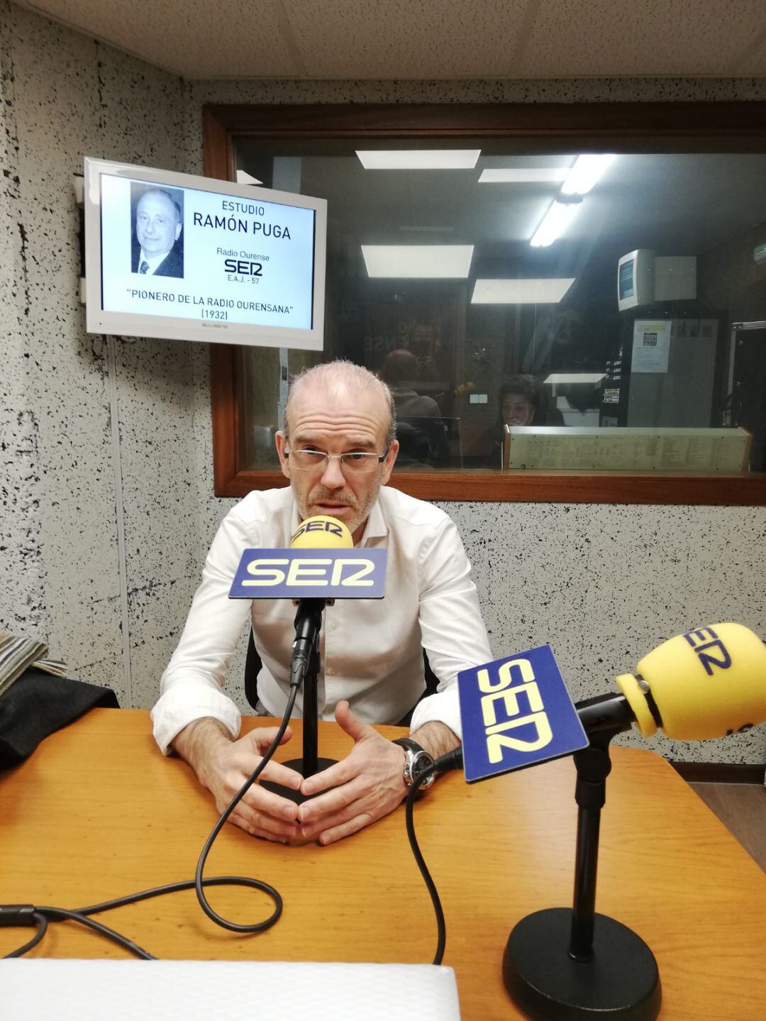 Vázquez Barquero en el estudio Ramón Puga