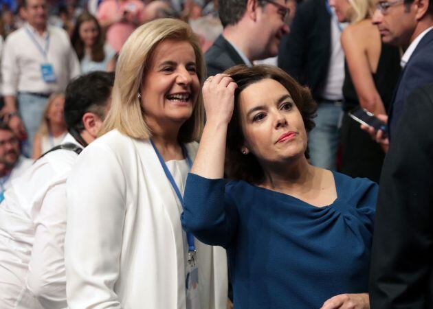 Fátima Báñez y Soraya Sáenz de Santamaría.