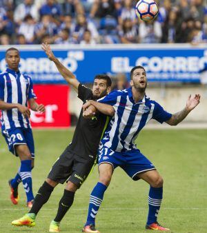 GRA213 VITORIA, 28/08/2016-El jugador del Deportivo Alavés Edgar Mendez (d), lucha por el balón con el jugador del Carlos Carmona del Sporting de Gijón durante el partido disputado en el estadio de Mendizorroza .- EFE/ADRIÁN RUIZ