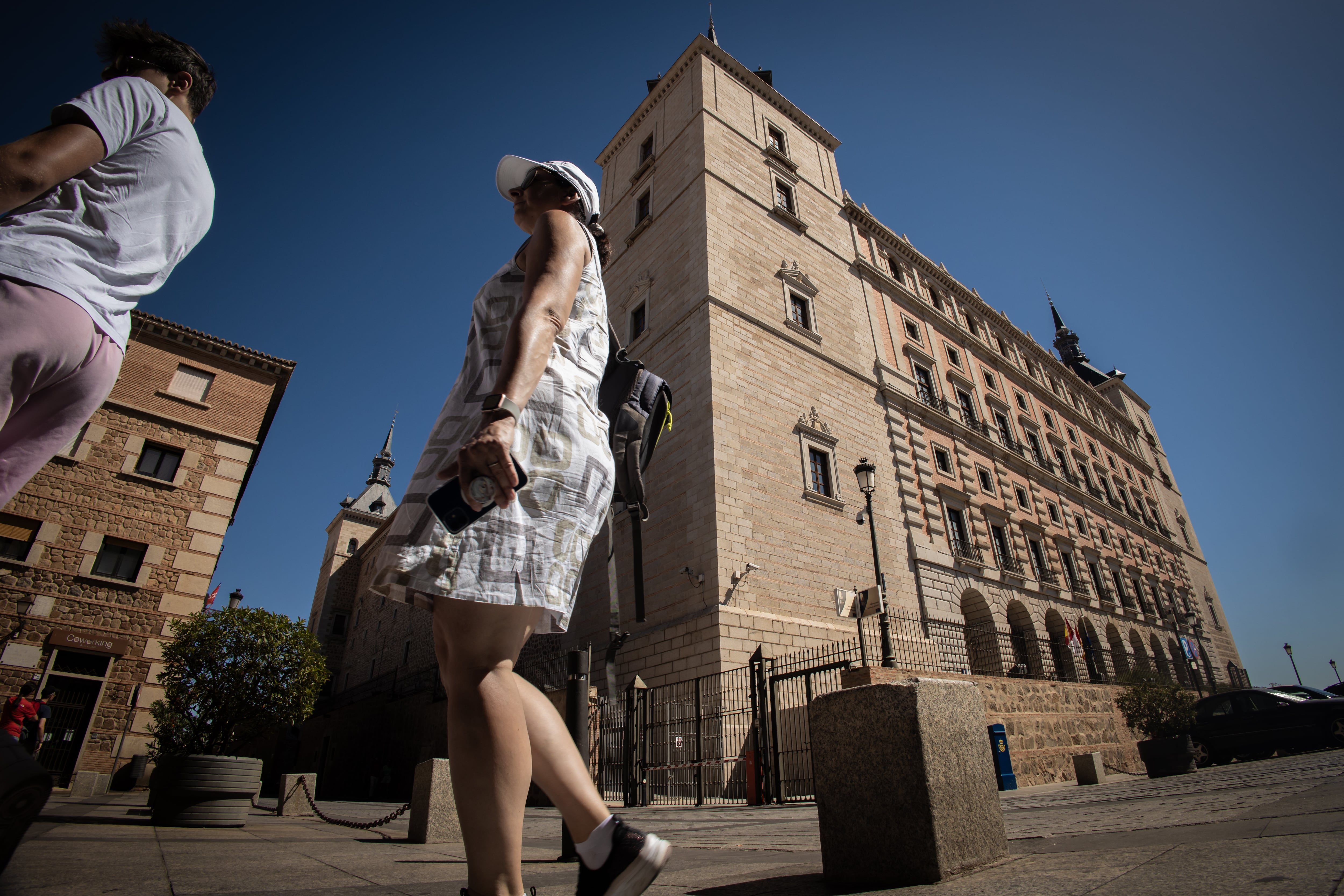 Personas pasean por las inmediaciones del Alcázar de Toledo este domingo. EFE/Ángeles Visdómine