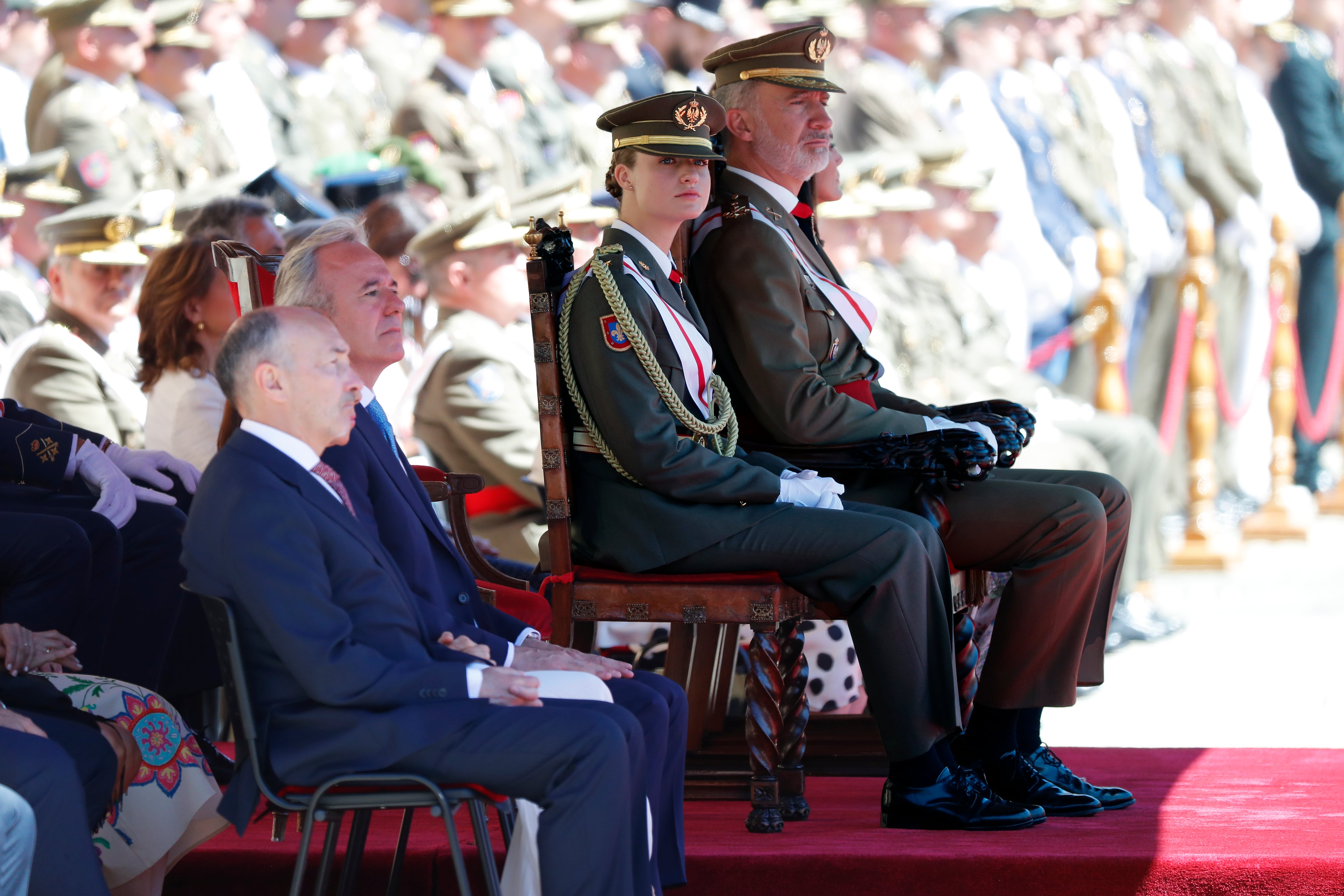 ZARAGOZA, 03/07/2024.- La princesa de Asturias, Leonor de Borbón, y el rey Felipe VI durante la ceremonia en la que el monarca entregó a la heredera al trono su despacho de alférez tras un año en Zaragoza, este miércoles. EFE/ Javier Cebollada