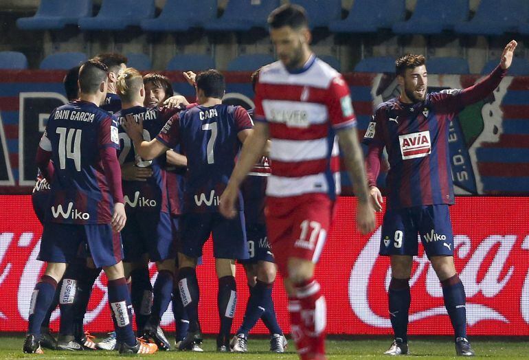 Los jugadores del Eibar celebran la victoria 