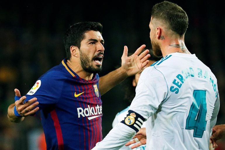 Luis Suárez y Sergio Ramos, en uno de los momentos más tensos del Clásico.