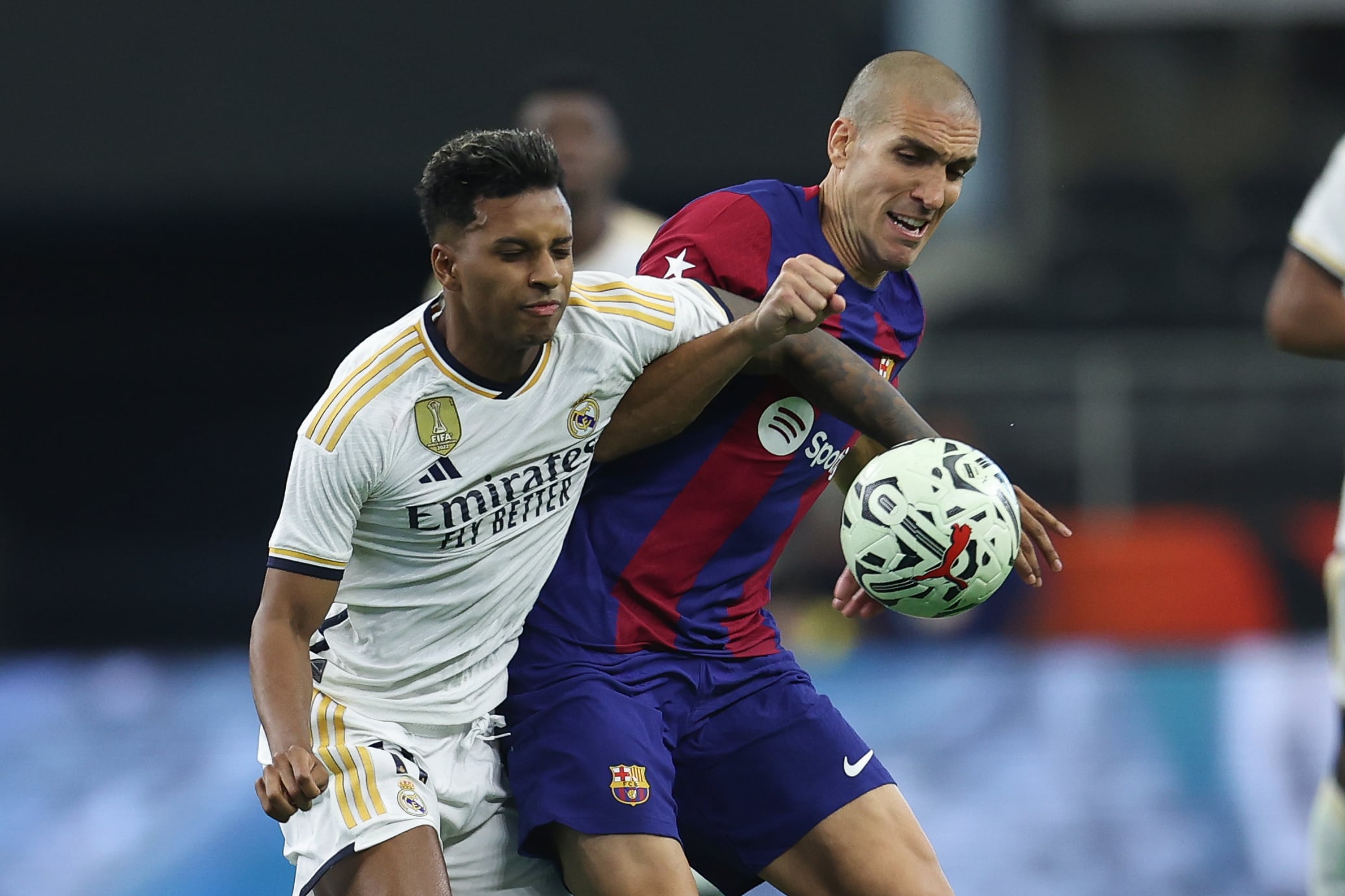 ARLINGTON, TEXAS - JULY 29: Rodrygo #11 of Real Madrid and Oriol Romeu #18 of Barcelona fight for the ball during the pre-season friendly match between FC Barcelona and Real Madrid at AT&T Stadium on July 29, 2023 in Arlington, Texas. (Photo by Omar Vega/Getty Images)