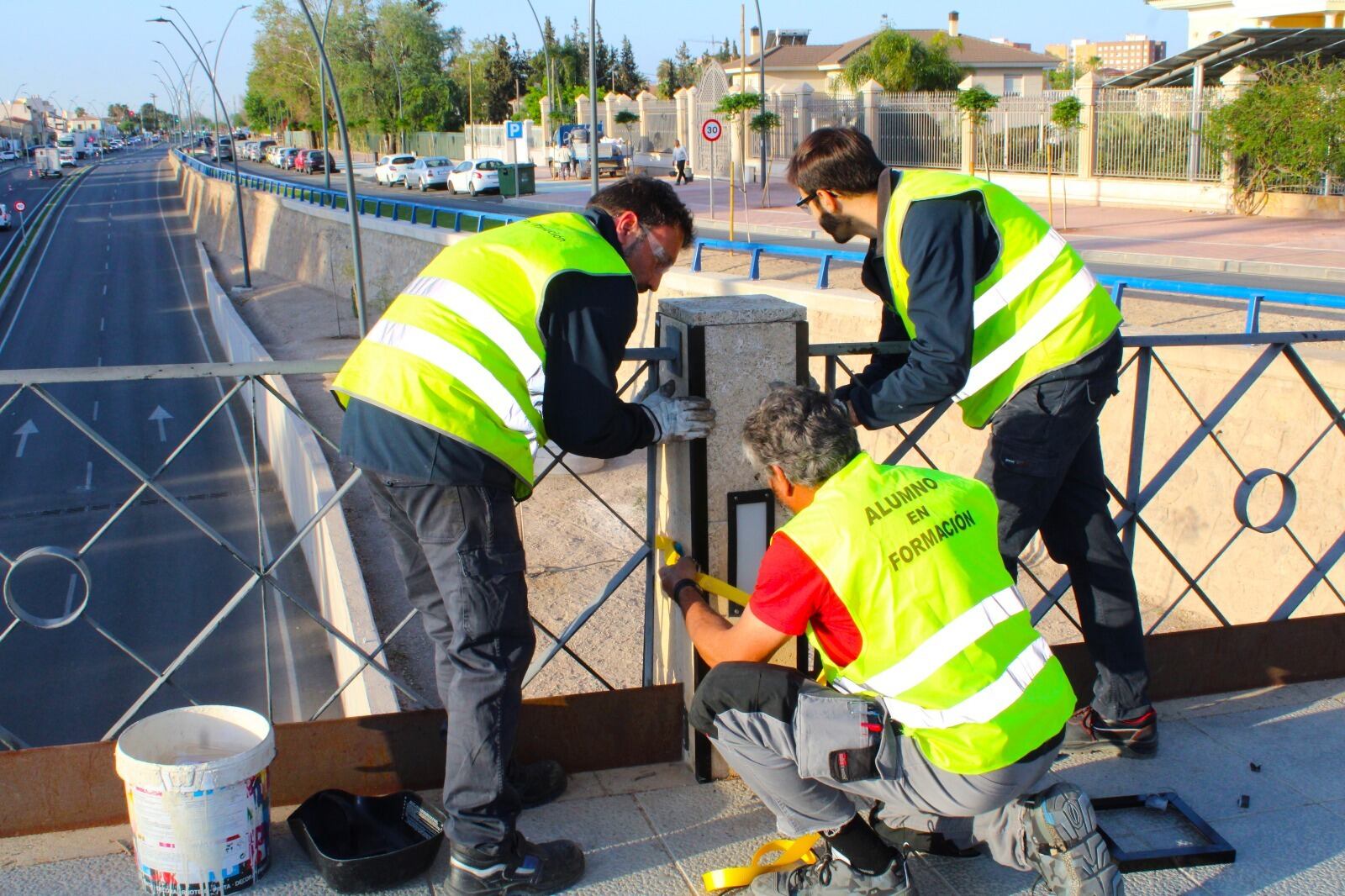 Alumnos y monitores del taller de cerrajería de las escuelas de Formación y Empleo de la Concejalía de Fomento y Desarrollo Local refuerzan las pilastras del Puente de la Torta