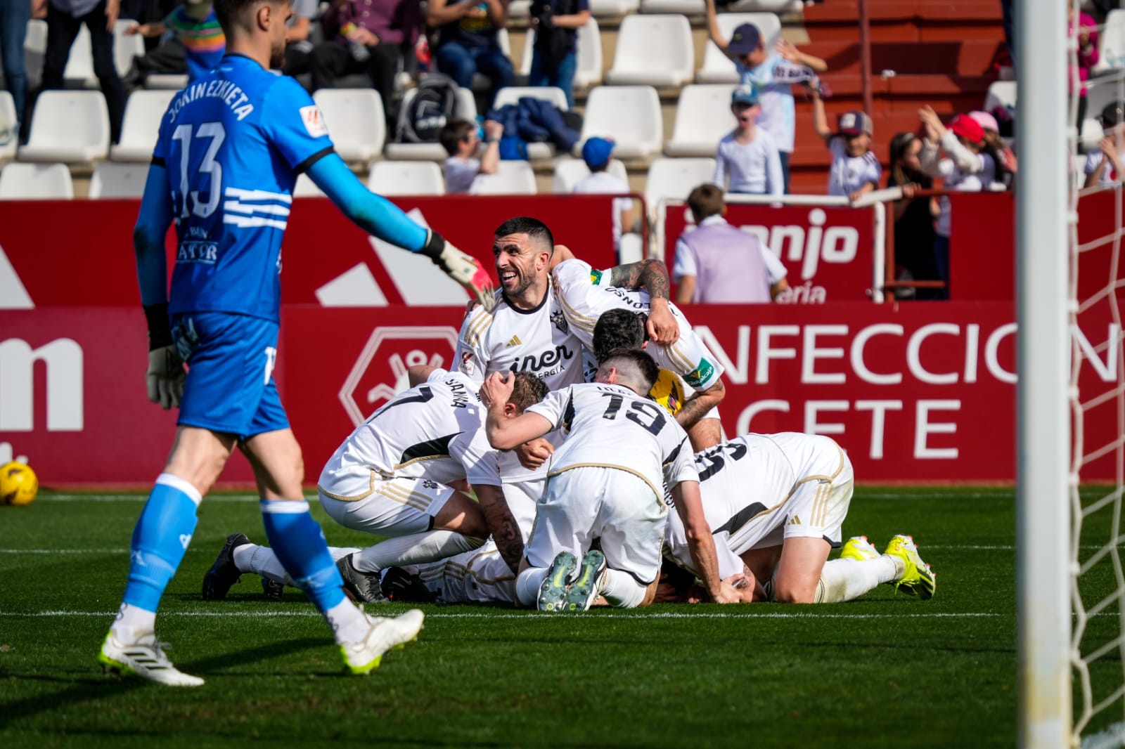 Los jugadores del Albacete celebran un gol contra el Racing de Santander