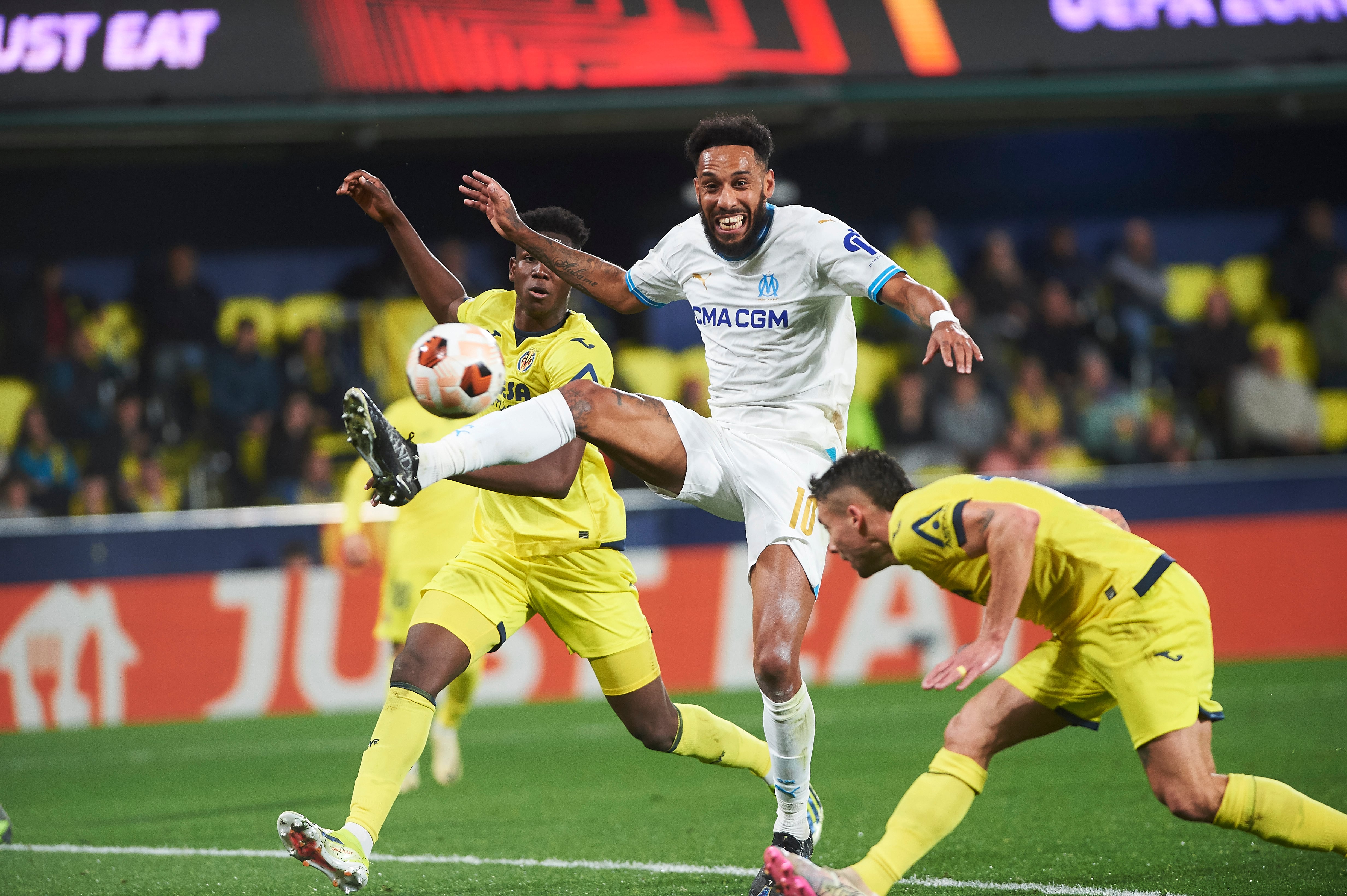 Aubameyang controla el balón durante el partido ante el Villarreal