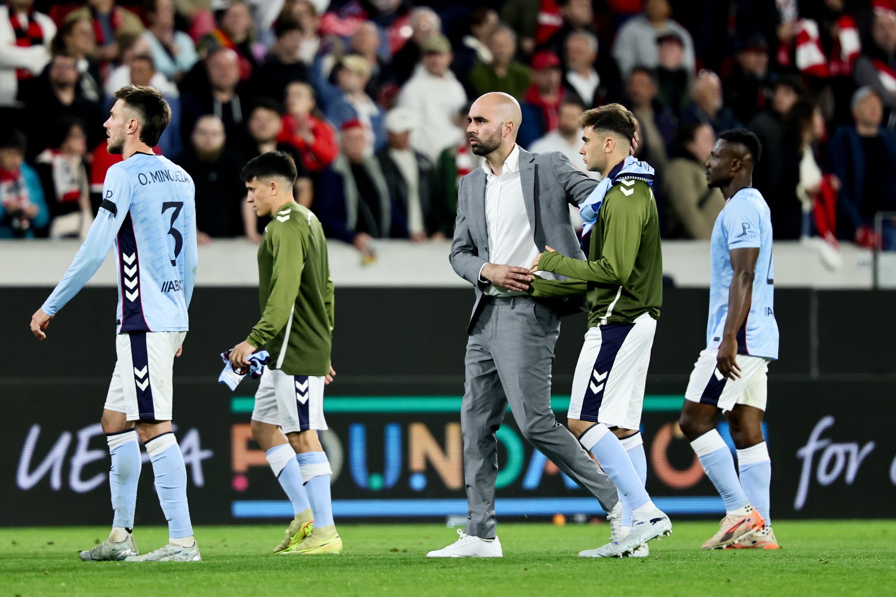 FREIBURG (Germany), 09/04/2026.- Celta's coach Claudio Giraldez and his players react after the UEFA Europa League quarter-finals 1st-leg soccer match between SC Freiburg and RC Celta de Vigo in Freiburg, Germany, 09 April 2026. (Alemania) EFE/EPA/RONALD WITTEK