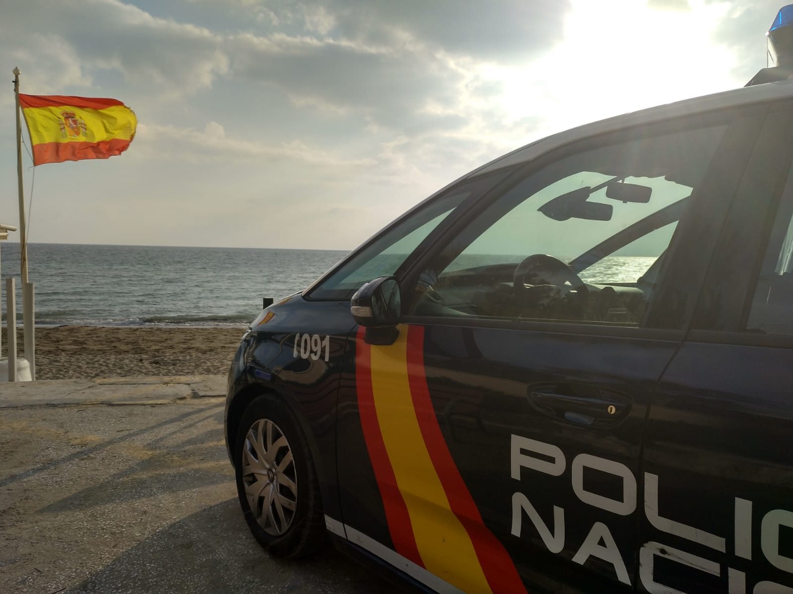 Una patrulla de la Policía Nacional vigilando las costas de Málaga