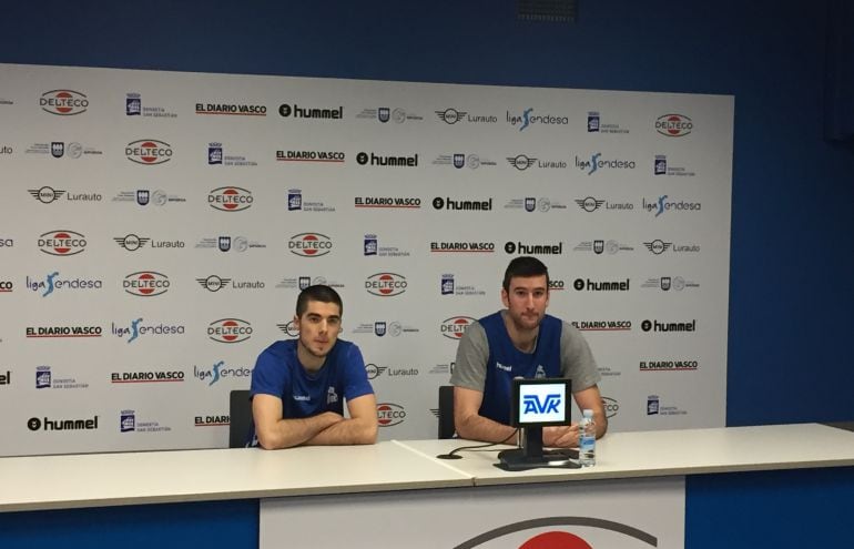 Gaizka Maiza y Joan Pardina atienden a la prensa en Illunbe.