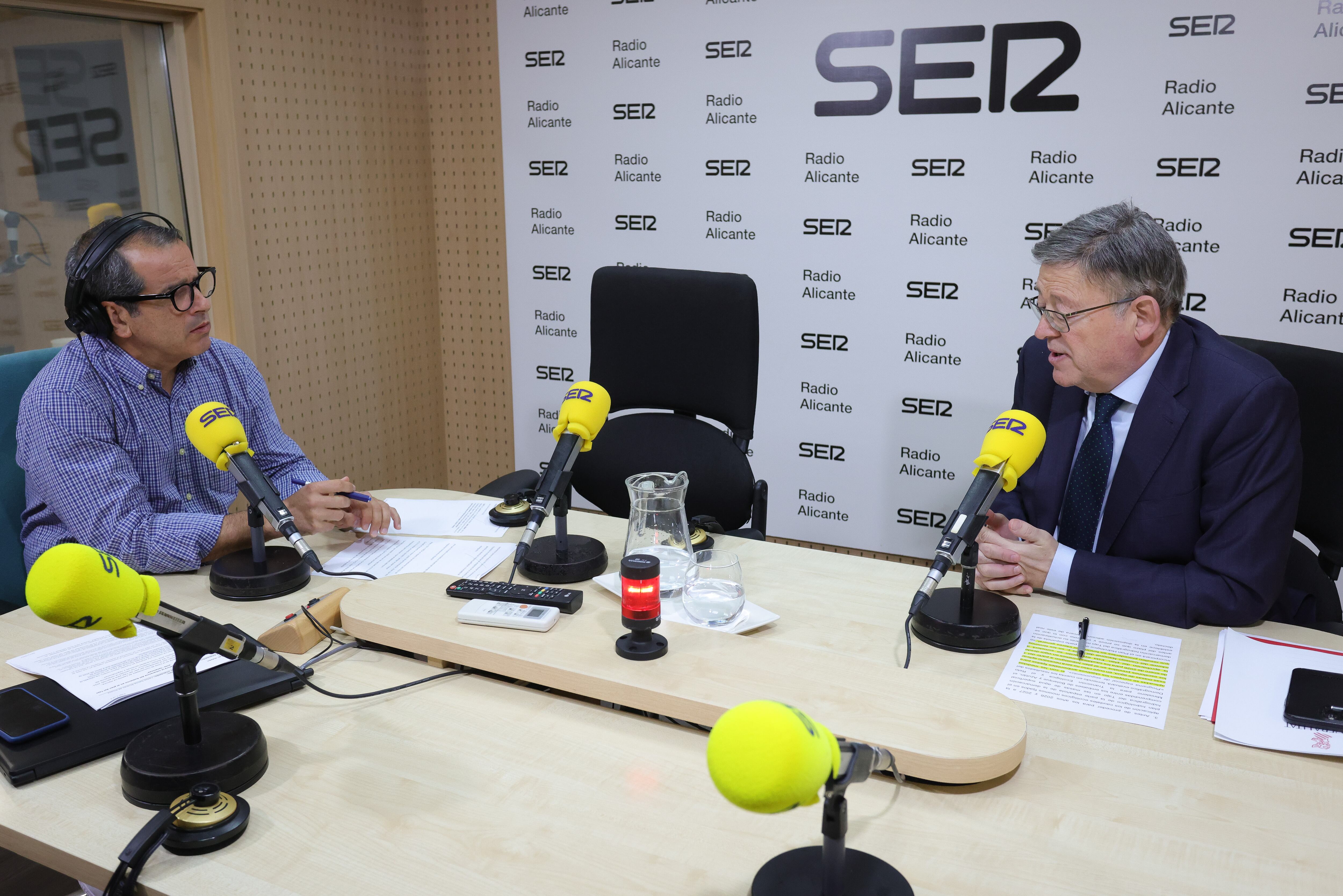 El presidente de la Generalitat Valenciana, Ximo Puig, durante una entrevista con Carlos Arcaya en Radio Alicante