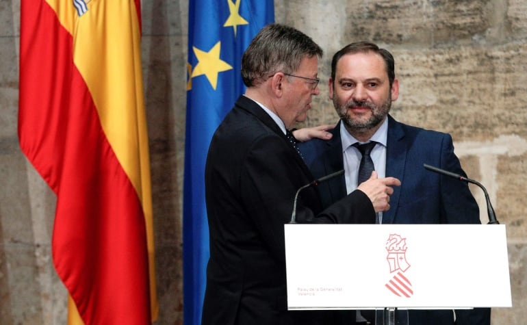 El ministro de Fomento, José Luis Ábalos, conversa con el President de la Generalitat, Ximo Puig, al finalizar el acto de la firma del convenio