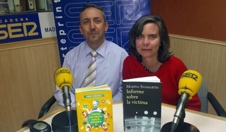 La escritora Marina Sanmartín, junto con con el director de &#039;Biblioteca de verano&#039;, Chema Contreras