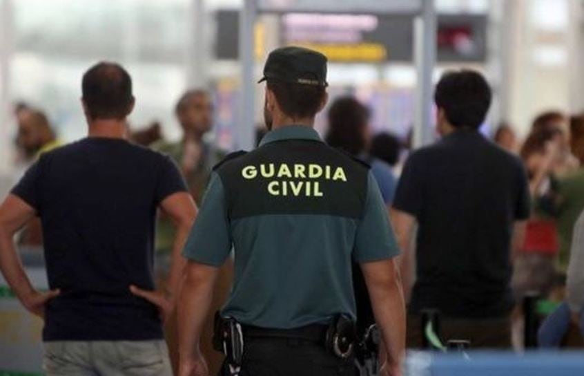 Agente de la Guardia Civil en un aeropuerto