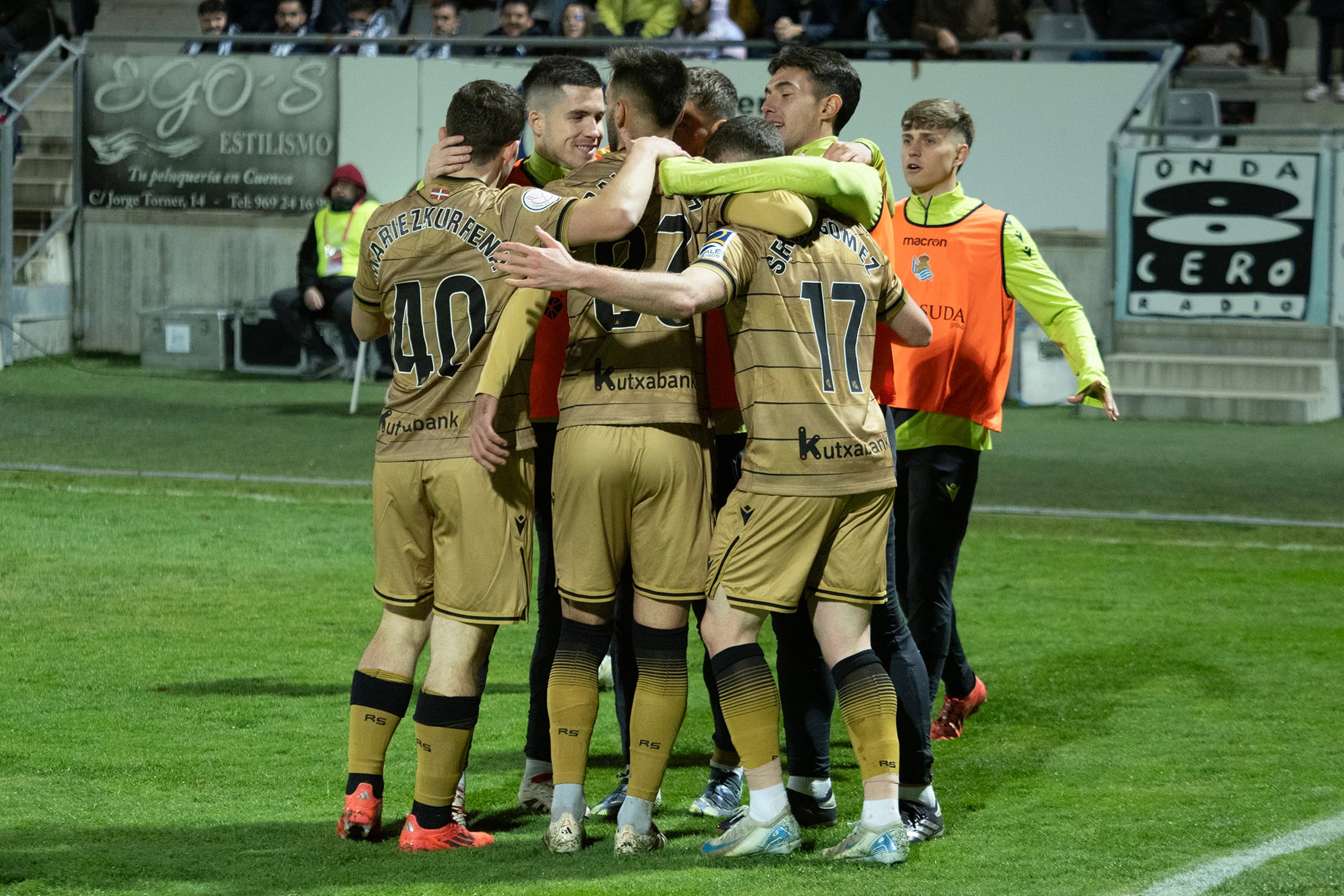 CUENCA, 05/12/2024.- Los jugadores de la Real Sociedad celebran el primer gol del equipo donostiarra durante el encuentro correspondiente a la segunda ronda de la Copa del Rey que disputan hoy jueves el Conquense y la Real Sociedad en el estadio municipal La Fuensanta de Cuenca. EFE / Álvaro del Olmo.
