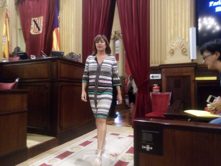 Francina Armengol entrando en la Cámara balear antes de comenzar su discurso.