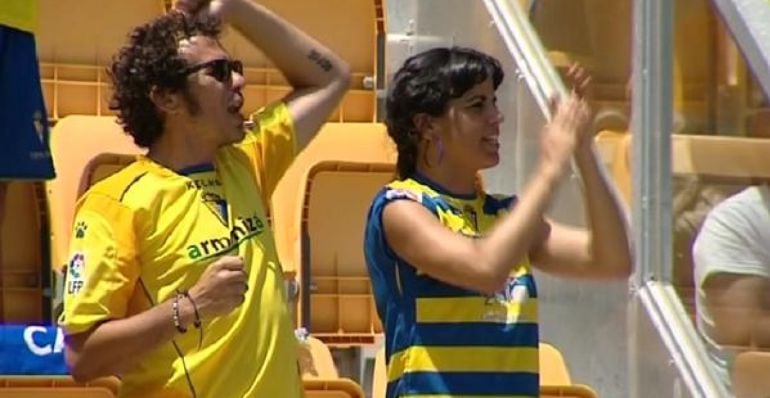 El alcalde de Cádiz, José María González, junto a la parlamentaria Teresa Rodríguez en las gradas del Nuevo Estadio Ramón de Carranza