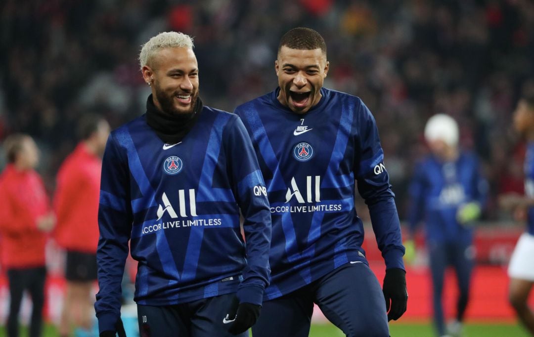 Neymar y Mbappé, calentando con el PSG.