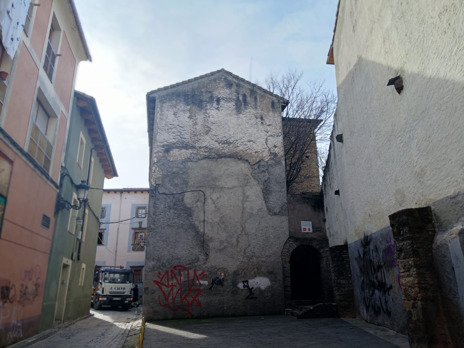 En la parte derecha de la imagen se observa el torreón del antiguo hospital de Jaca