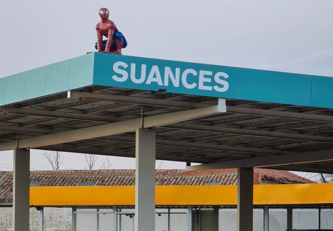 Imagen de Spiderman de importantes dimensiones instalada en una gasolinera de Palencia