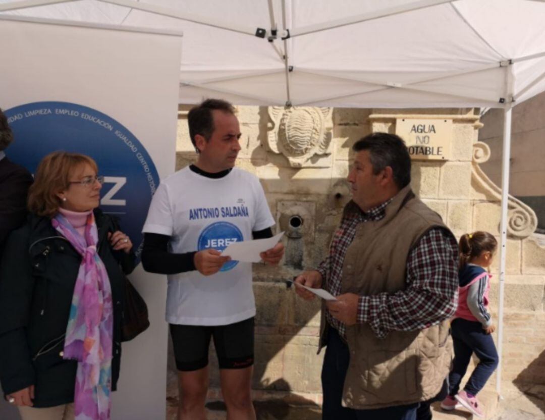 El candidato a la alcaldía de Jerez, Antonio Saldaña, durante una de las etapas de su &#039;Desafío Rural&#039;