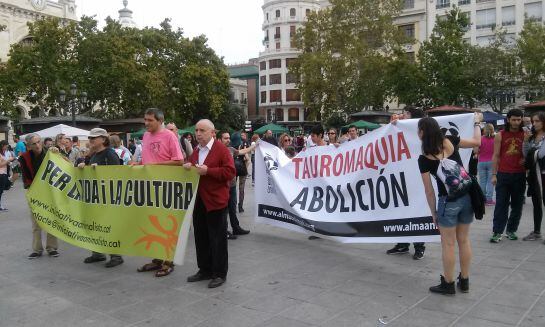 Participantes de la manifestación en favor de los derechos de los animales, en la Plaza del Ayuntamiento