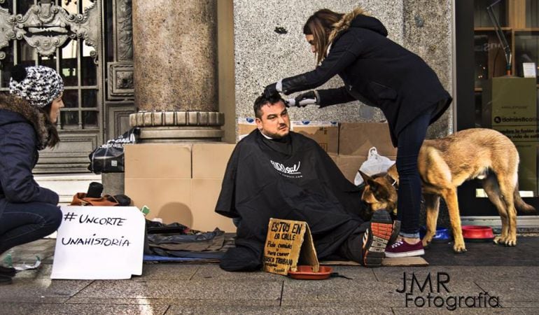 Ana corta el pelo a Joni en la Gran Vía de Madrid