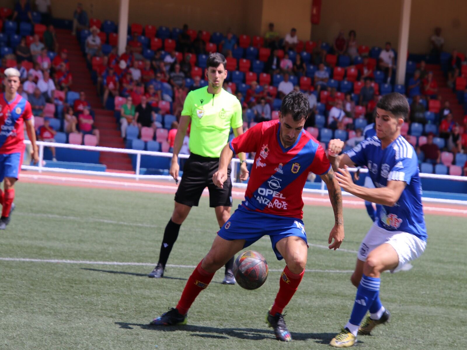 Disputa del balón entre la UD Lanzarote y el CD Puerto del Rosario.