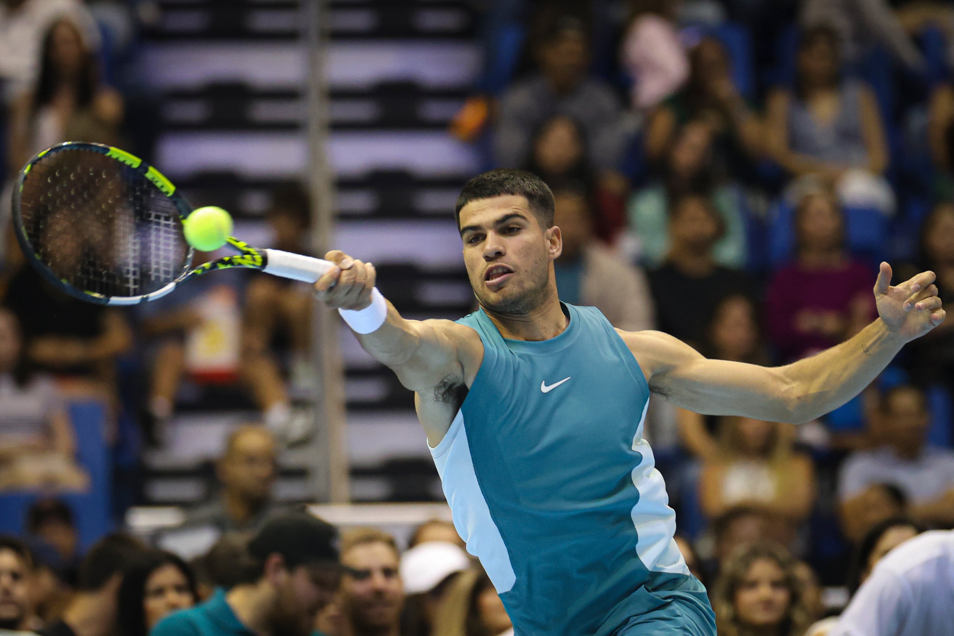 Carlos Alcaraz golpea la pelota en su partido de exhibición ante Frances Tiafoe