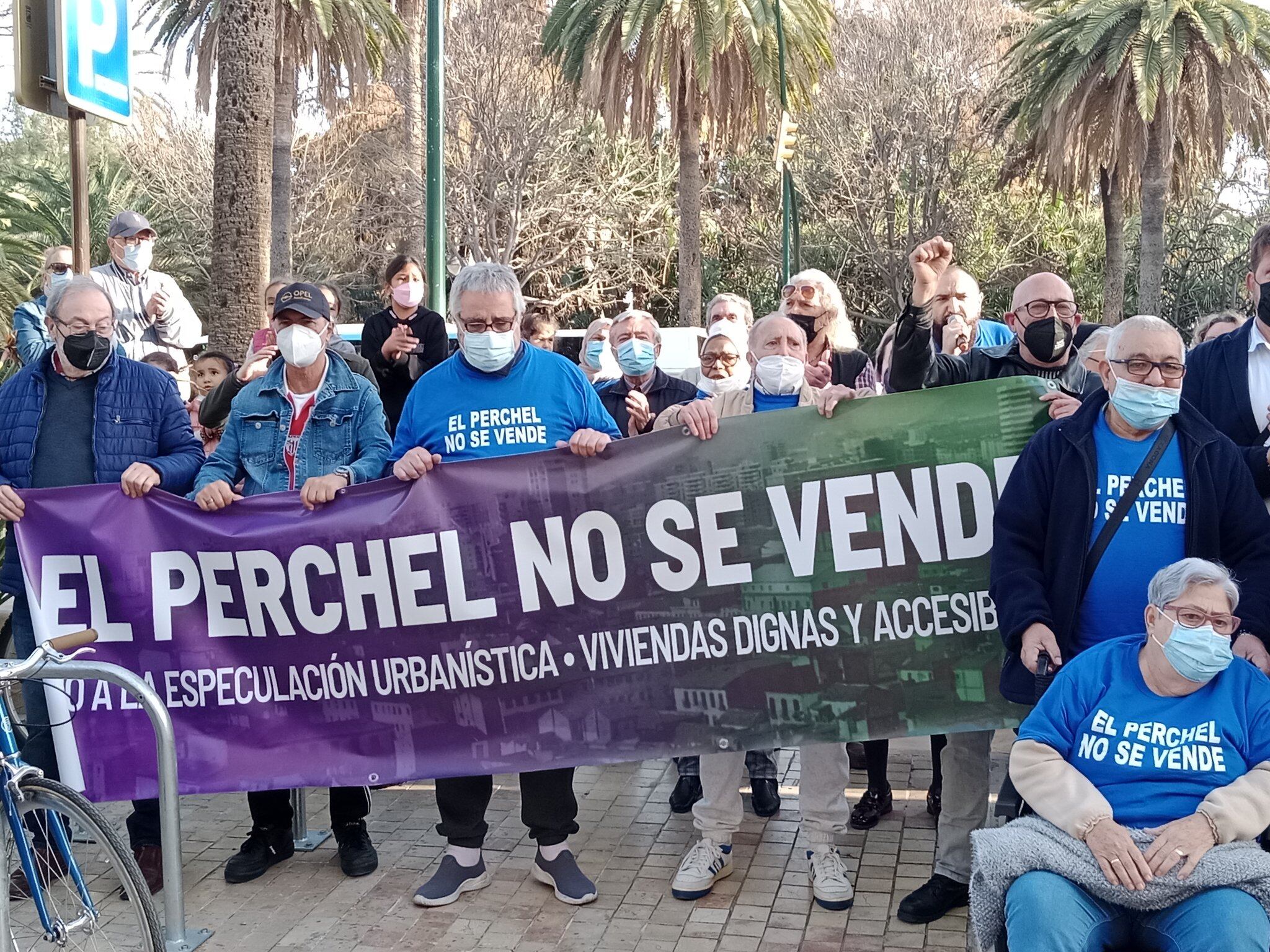 Vecinos de El Perchel se han manifestado este miércoles antes del pleno en el Ayuntamiento de Málaga