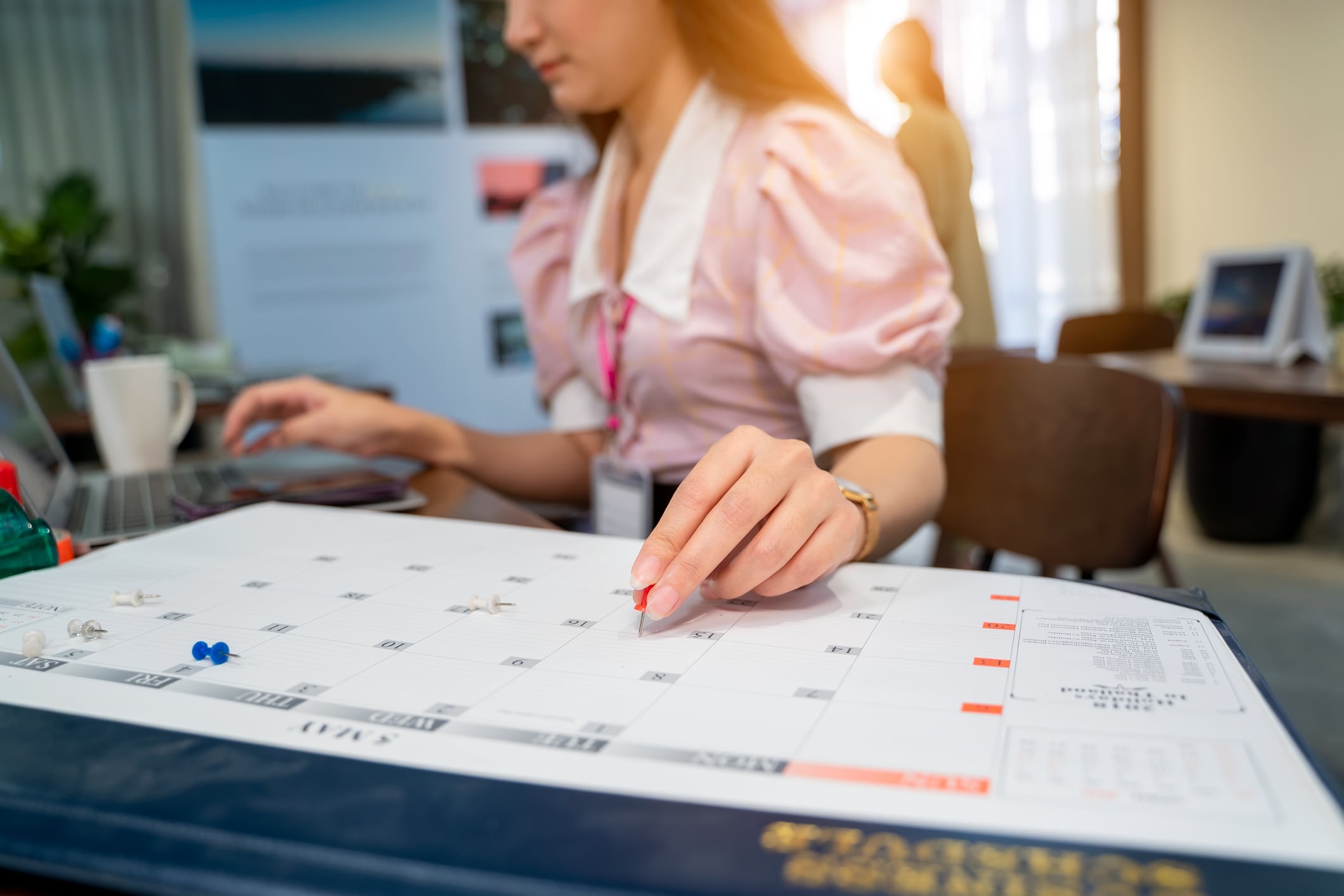 Una empleada toma notas en su calendario laboral