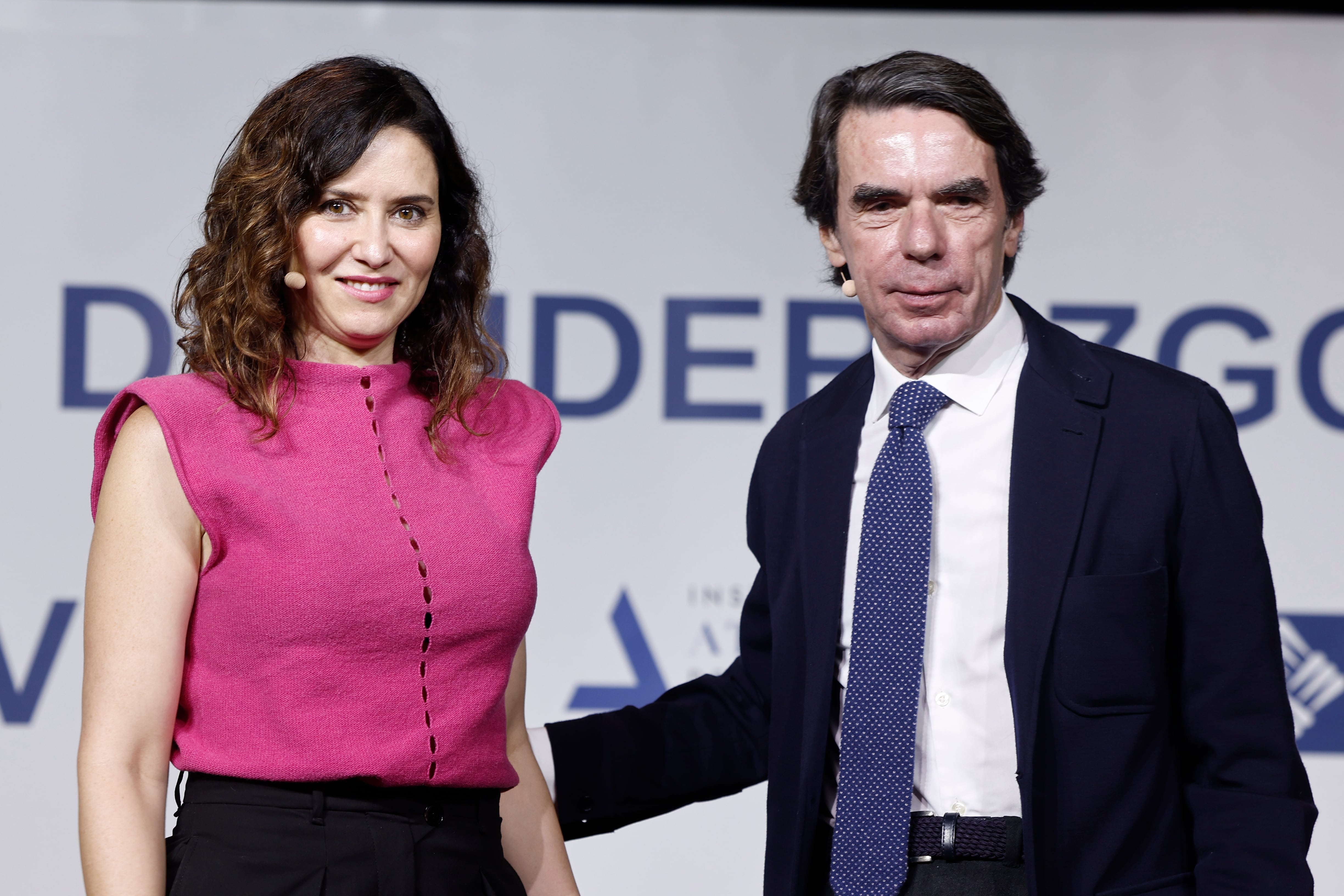 La presidenta de la Comunidad de Madrid, Isabel Díaz Ayuso, ha mantenido un diálogo con el expresidente del Gobierno, José María Aznar, en el Aula de Liderazgo del Máster Oficial en Acción Política, impartido por el Instituto Atlántico de Gobierno (IADG) y la Universidad Francisco de Vitoria en Majadahonda (Madrid), este lunes. EFE/Sergio Pérez