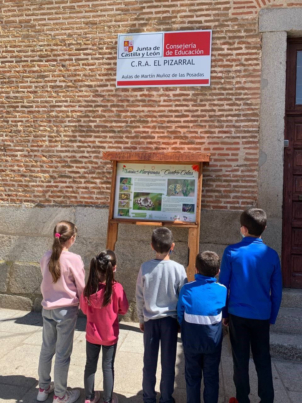 Alumnos del CRA El Pizarral de Santa María la Real de Nieva observando un atril informativo