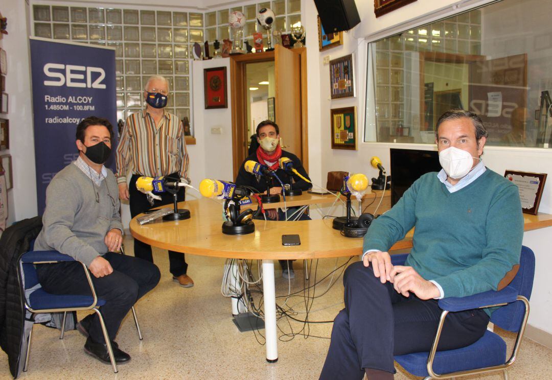Jorge Moltó, Fernando Rius y Fernando Pastor, junto a Paco Aznar, en los estudios de Radio Alcoy