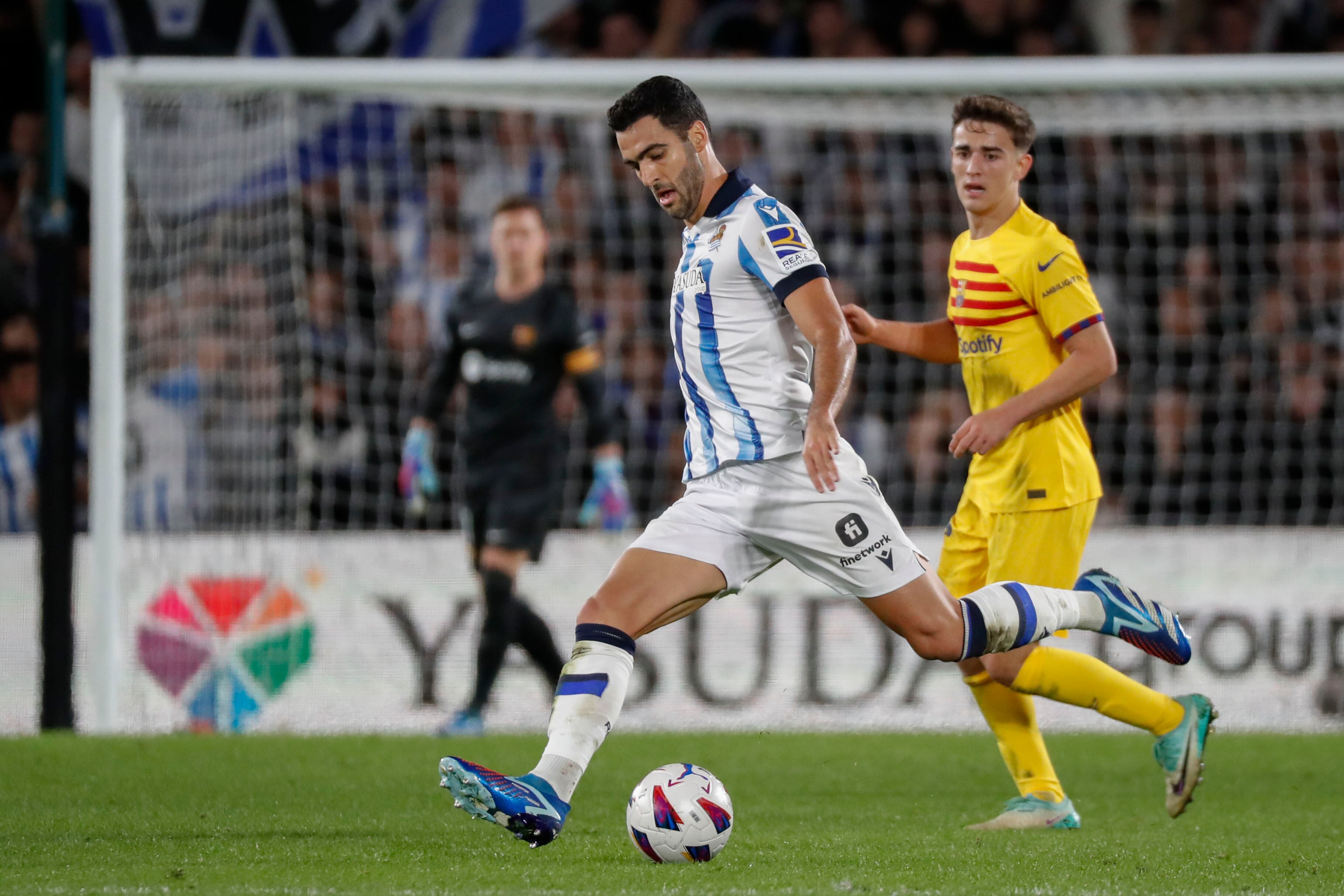 SAN SEBASTIÁN, 04/11/2023.- El centrocampista de la Real Sociedad Mikel Merino dispara durante el partido de la jornada 12 de LaLiga que Real Sociedad y FC Barcelona disputan hoy sábado en el Reale Arena, en San Sebastián. EFE/Juan Herrero
