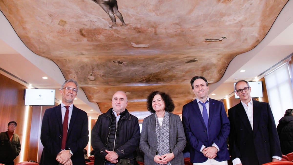El pintor Juan Vida, muy emocionado por la recolocación de su mural 'El Río' en el salón del actos del edificio administrativo de la Universidad de Granada (UGR)